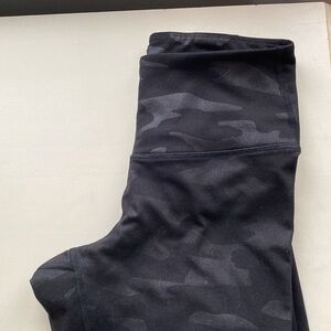 Old navy black camo cropped leggings, Size S